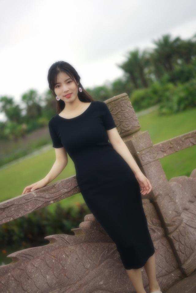 街拍：公园20多岁知性成熟的小姐姐，长裙下小肚肚显得软软的!