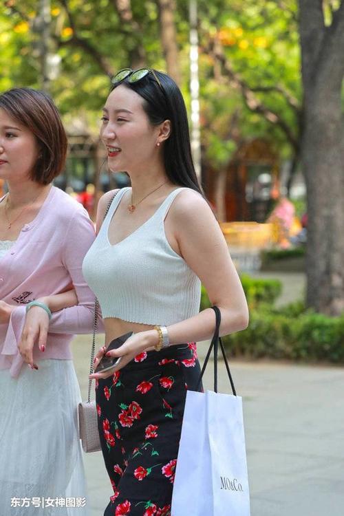 街拍美女：身材苗条的小姐姐，个个女人味十足！
