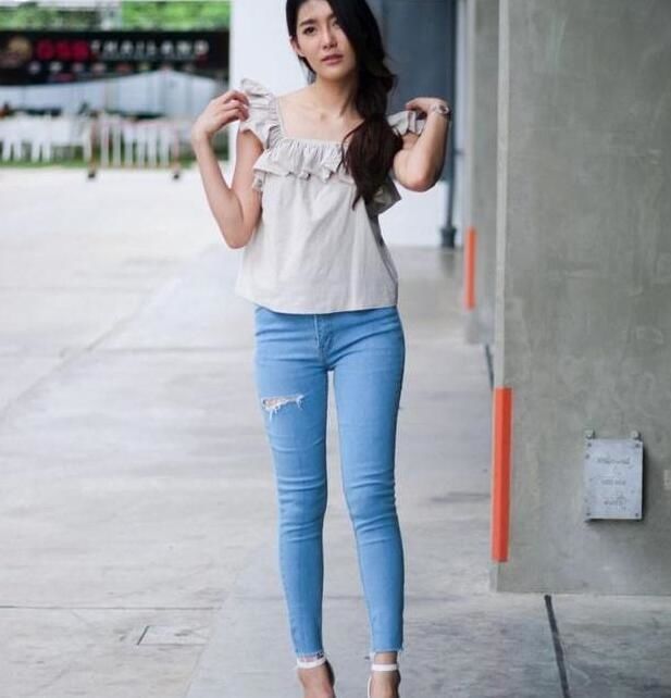 小姐姐穿紧身牛仔裤，展现美妙身材，曲线魅力十足!