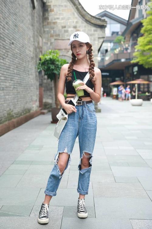 街拍路人，清爽时髦的穿搭给人很舒服的感觉，光头美女考验审美了