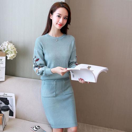 老婆38岁了，秋天穿这样的减龄套装裙，舒适洋气还保暖，忒显嫩