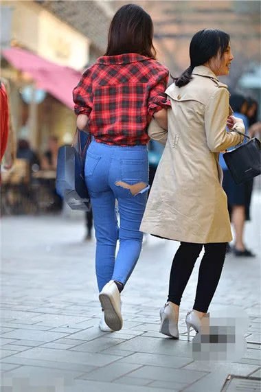 紧身牛仔裤很显身材，破了一个洞更加显性感，这么穿真吸睛