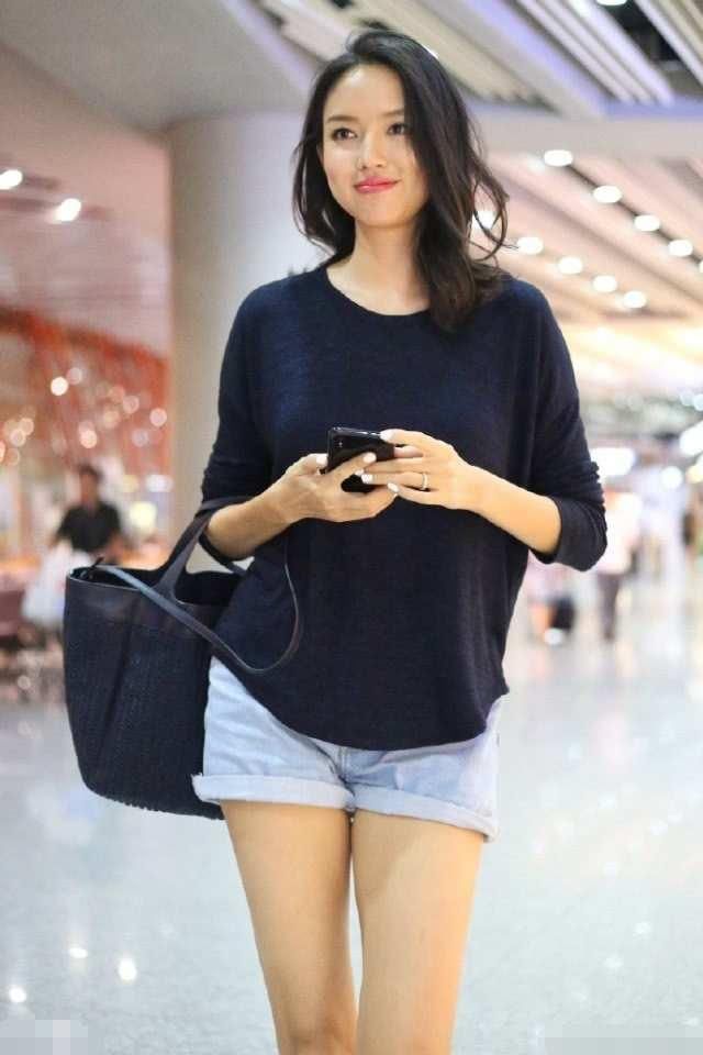 张梓琳竟还嫌自己的腿不长，穿超短裤也就算了，还要往上卷