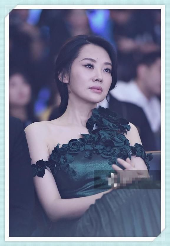 许晴真会装嫩!49岁穿墨绿色长裙不输35岁林依晨，网友:不服不行