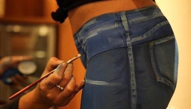 厉害了我的哥，女子画了条“牛仔裤”出门了