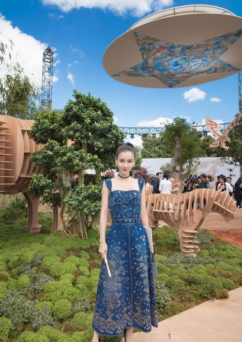  「真的」Angelababy真的漂亮！穿牛仔刺绣长裙高挑纤细，看上去知性魅力