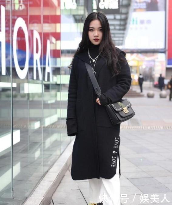 拍图:街拍图6一件浅色衬衫配上深色阔腿裤,看起来十分的干练有气质