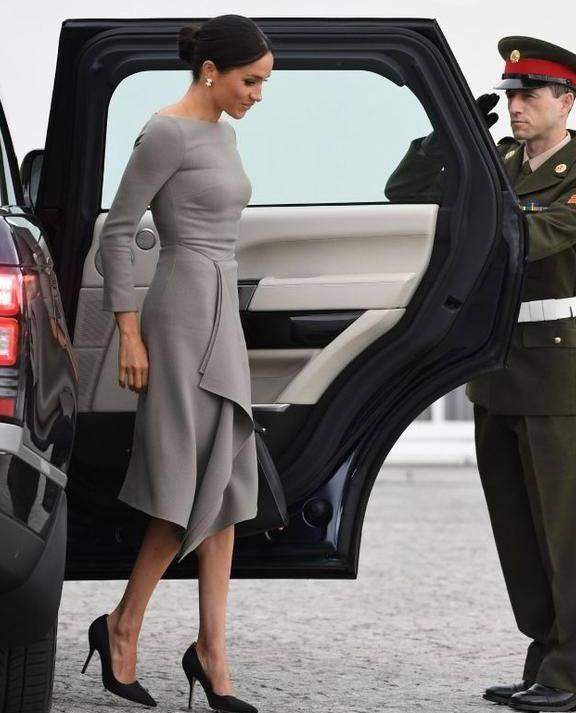 梅根王妃穿衣再惹争议！小一号的连衣裙勒痕明显，网友：太尴尬