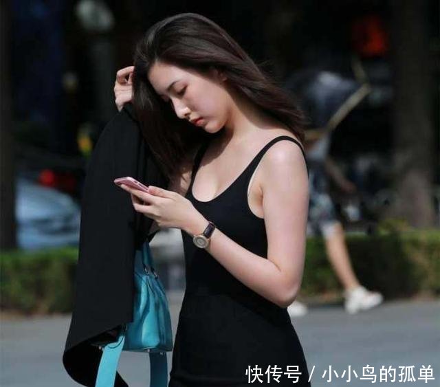 广州街拍穿着吊带开叉裙的小姐姐秀身材，白皙大长腿性感又迷人