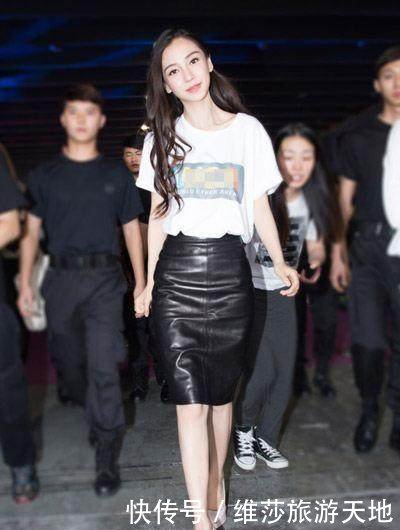 30岁赵丽颖与28岁杨颖同穿粉色长裙，一个嫩成少女，一个老成大妈