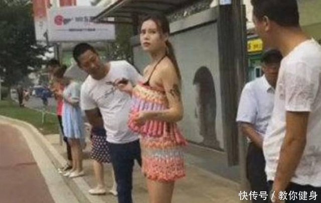 天气有这么热吗！这位女子拿冰棍来这么做，旁人看的都入迷了