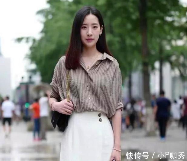 街拍：性感明艳婀娜多姿的小姐姐，穿着靓丽花枝招展楚楚动人！