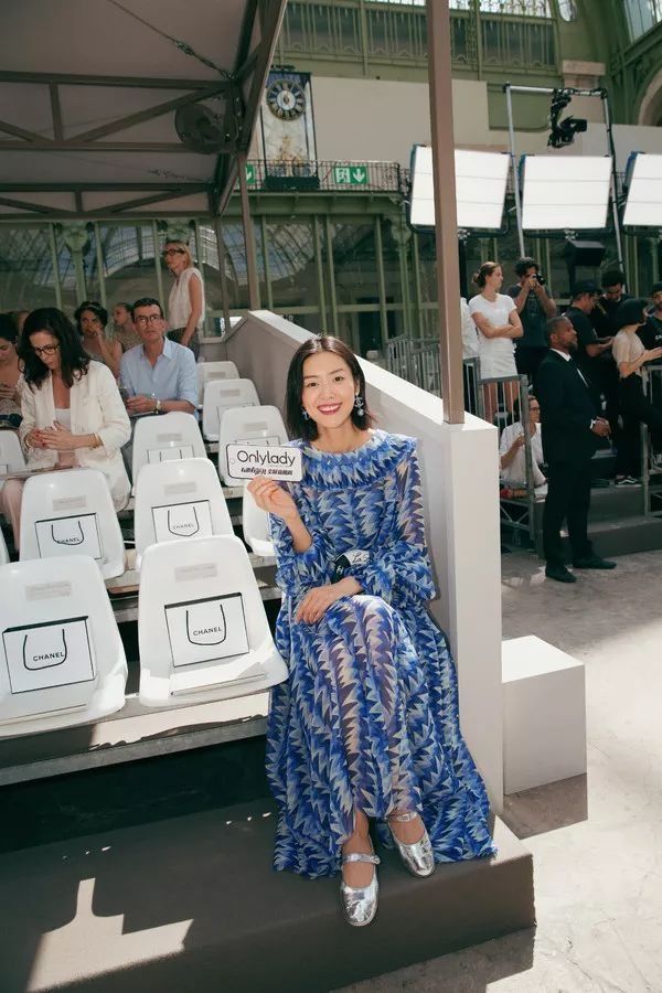 我们在巴黎大皇宫变的书报亭里问了周迅和刘雯一些小秘密……