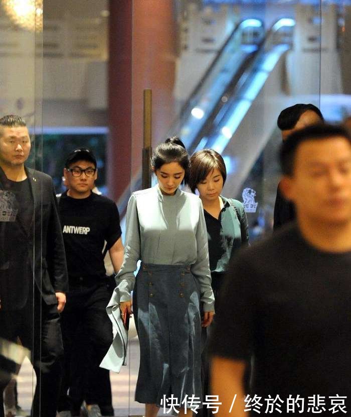 杨幂现身酒店街拍, 穿中裙秀上围吸晴, 网友: 这次穿的很是大幂幂