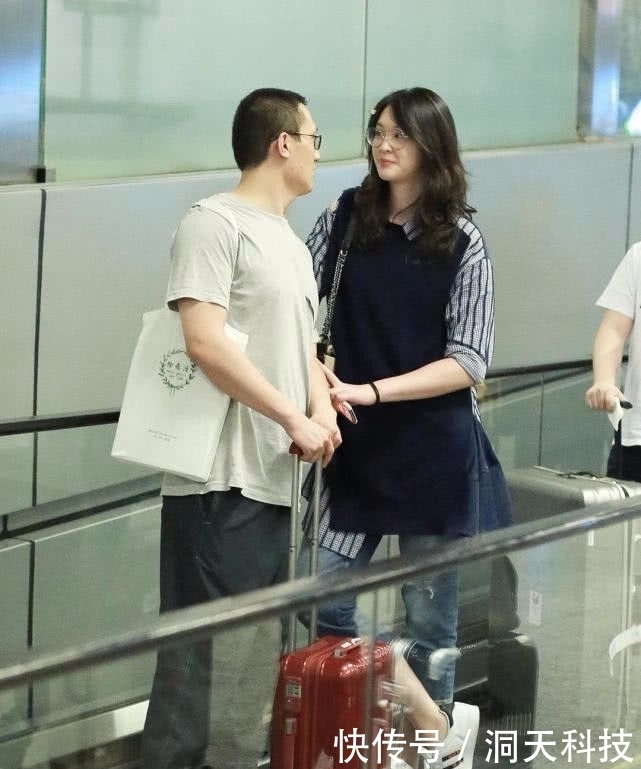  那种：惠若琪穿裤子，腿比老公还粗，穿裙子身材很迷人！