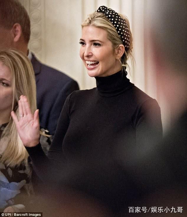 伊万卡人行道当T台，下班到家也要美美的，手提高管包走路带风