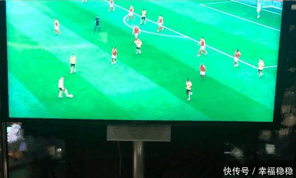 黄晓明深夜发微, 看球赛大吃小龙虾, 网友调侃小心胖三斤