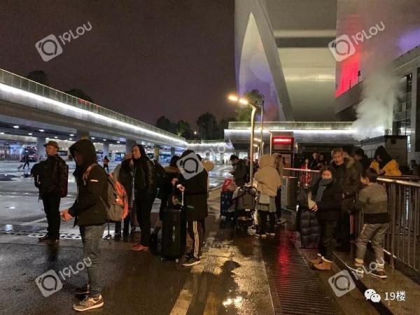 坐地铁排两个小时！100公里开4小时！今天你准时到岗了吗？