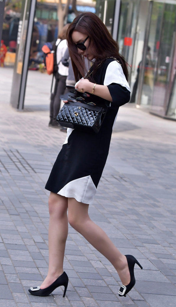 成熟御姐穿黑色连衣裙秀出完美身材，浑身散发迷人的魅力