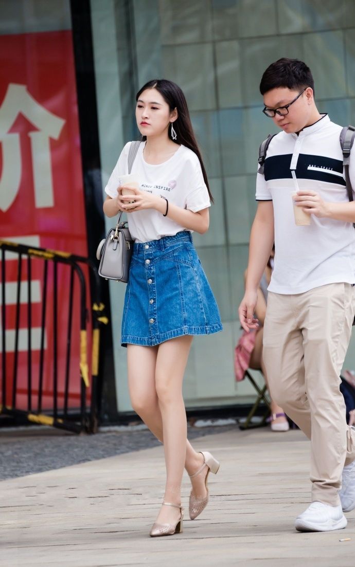 姣好身材的美女身穿紧身长裙，展露高雅气质，像一条美人鱼！