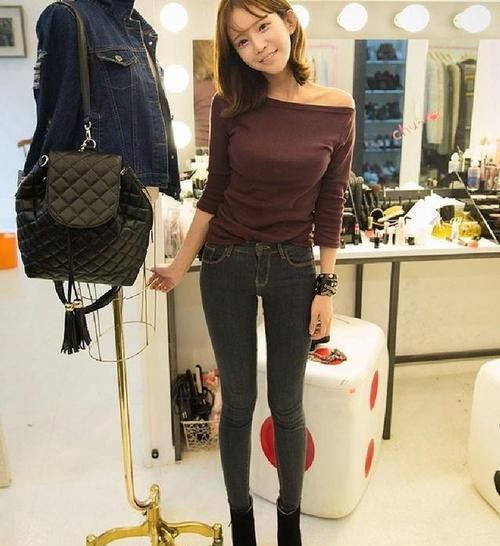  优美：紧致身材牛仔裤小姐姐，完美展示优美线条，大长腿纤细养眼！