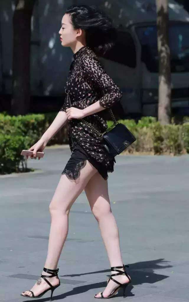 街拍: 白皙大腿的气质小姐姐, 这样的女人最耐看