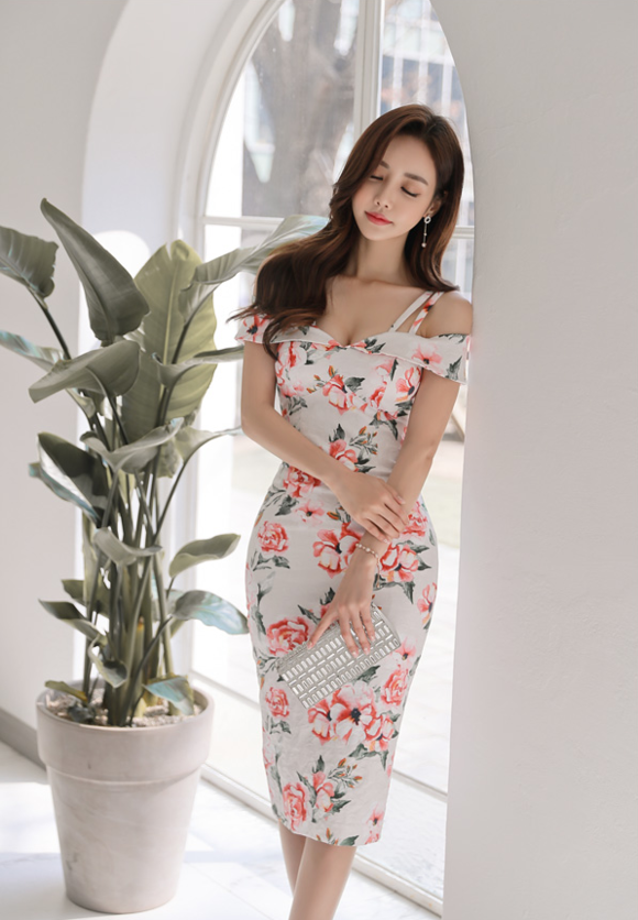 女神孙允珠，国色天香繁盛牡丹染墨吊带裙