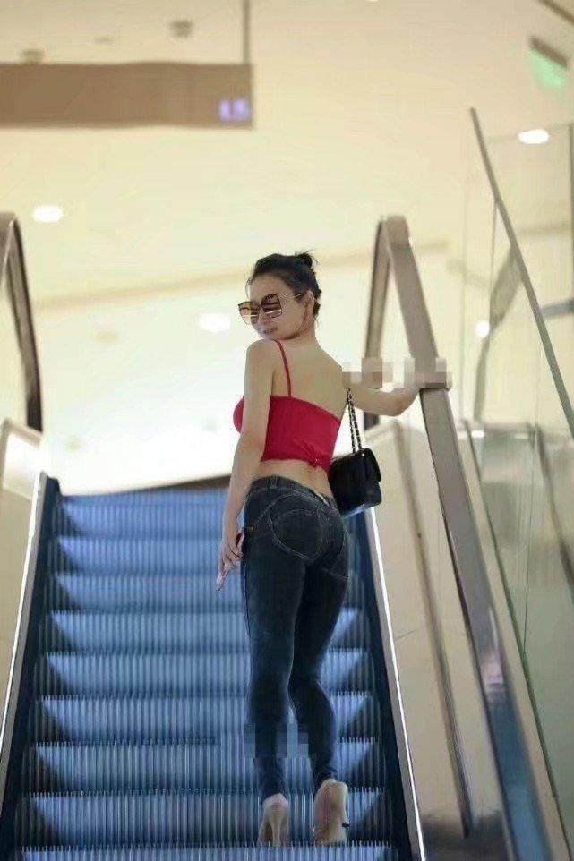 成都街拍: 身姿摇曳的紧身裤美女, 引得小哥不顾身边女朋友也要偷