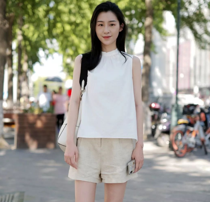 街拍：丰满的女人更能烘托出女人的成熟魅力，让性感女人更加妩媚