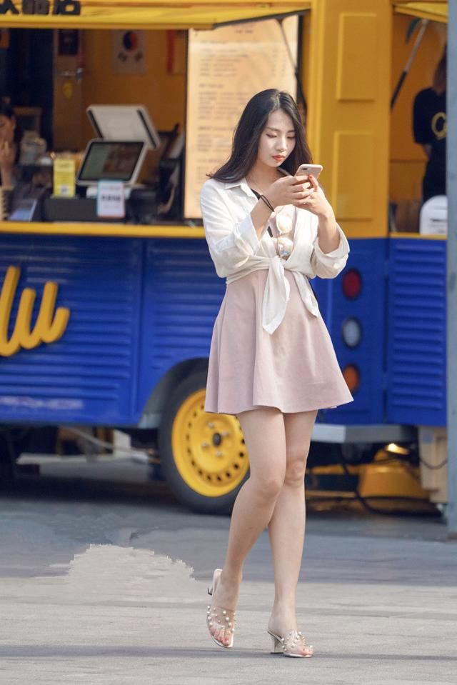 路人街拍，同样是普通的衣服，别人为什么穿的那么好看?