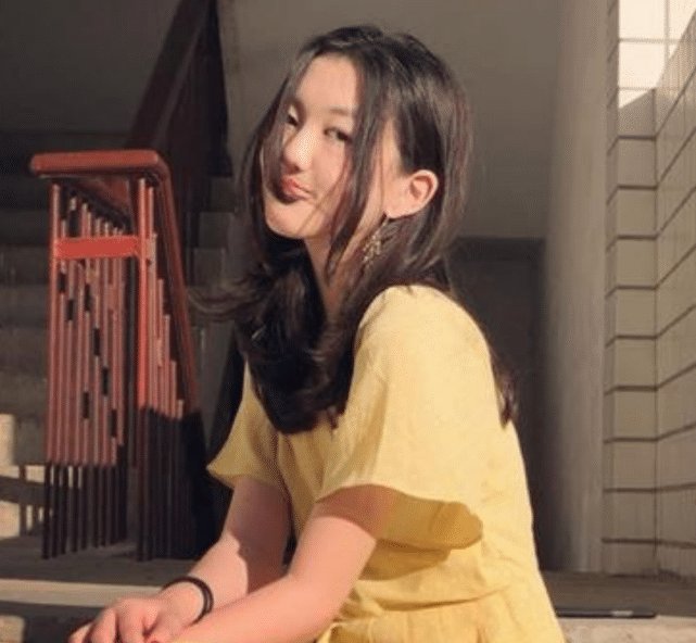 看起来：13岁自信过人, 涂上大红唇美爆，王菲女儿治好唇腭裂后大变样,