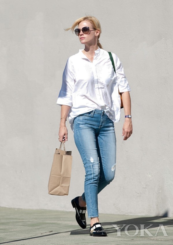 纯色上衣配牛仔裤 是夏天最不易出错的穿搭