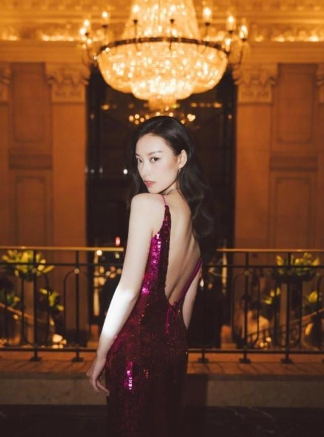 热巴倪妮美如人鱼公主，明星超模都在穿的亮片裙，到底有多惊艳?