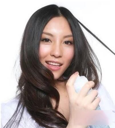 用排骨梳吹波浪卷发教程图解，找准角度很重要!