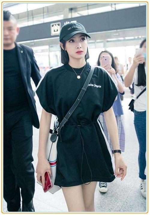 本以为穿黑色衬衫裙的蒋欣腿已经够细了，但看到宋茜，我沉默了！