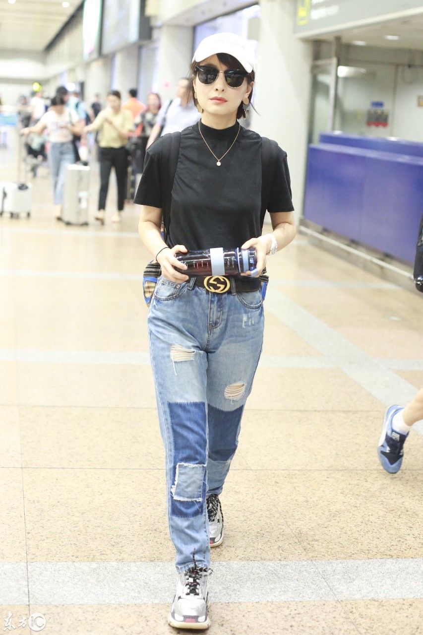吴昕现身北京机场，网友:这条裤子是不是不合身呀!