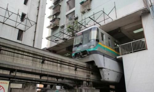  「穿过」重庆轻轨从楼中穿过，吵不吵？晃不晃？楼里的居民这么