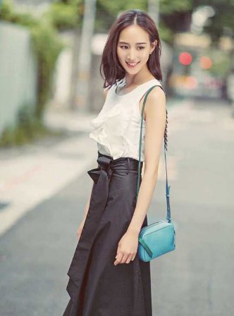 张钧宁裙子两边用“一条布”遮住，群众:小姐姐越发的会撩人了!