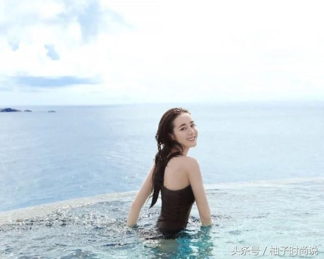 迪丽热巴与奚梦瑶同穿亮片裙，不输超模，网友：性感与骨感的区别