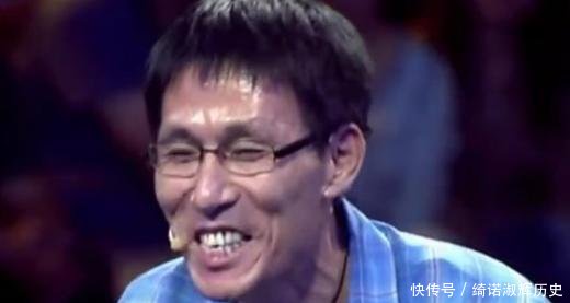 大叔带着两块石头找专家鉴定，专家愣了你是来炫富的吧