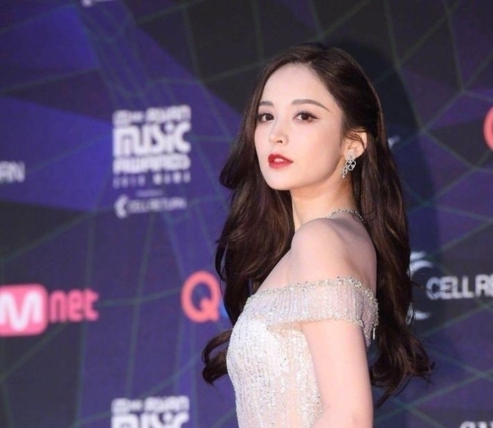  『吴亦凡』四字女星得罪某高层,导致自己热度降低,投票比隔壁一姐反超