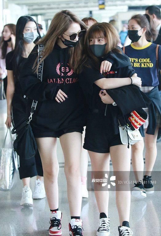 孟美岐和吴宣仪都爱这样穿衣服，网友：小粗腿和小孩腿的差距