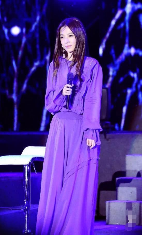 真服了田馥甄，裤子少扣了两个扣就上台了，裤子都要掉下来了！