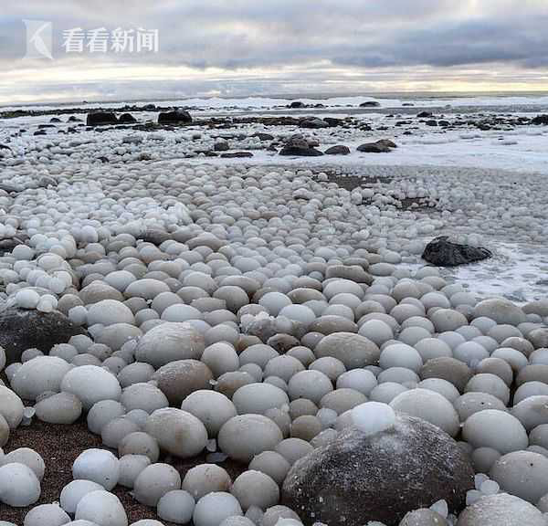 大自然的鬼斧神工！芬兰海岸线现大量“冰蛋”