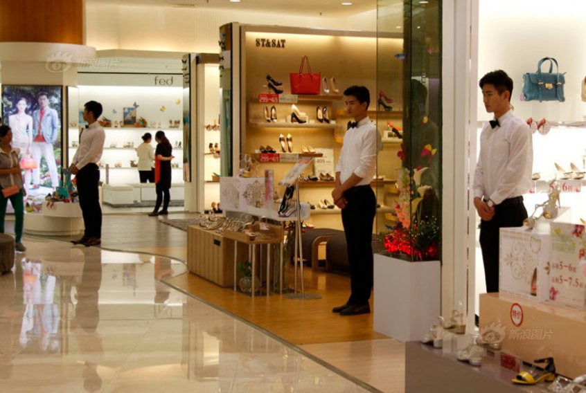 百货公司聘“长腿男模”帮女顾客试鞋