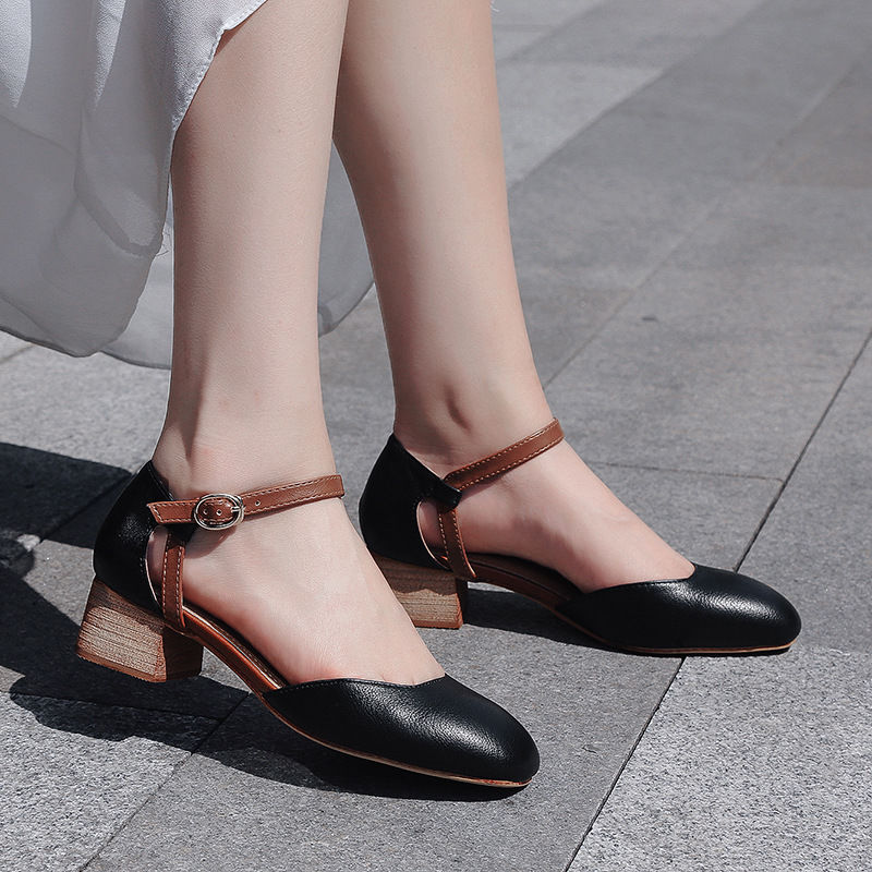 成熟中透露着小性感，时尚尖头高跟鞋，让你气质不一般