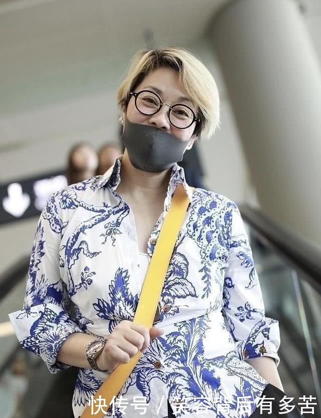  「显腿短」毛阿敏罕见现身机场，穿陶瓷衬衫配五分裤亮相，57岁素颜也不见老