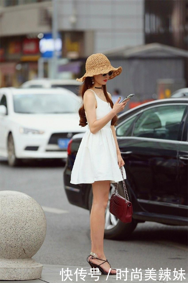 街拍：小姐姐包臀裙裹出完美身材，白色连衣裙的小姐姐活力满满!