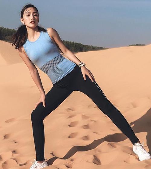 紧身打底裤：苗条高挑的美女，更显女性身材高挑！