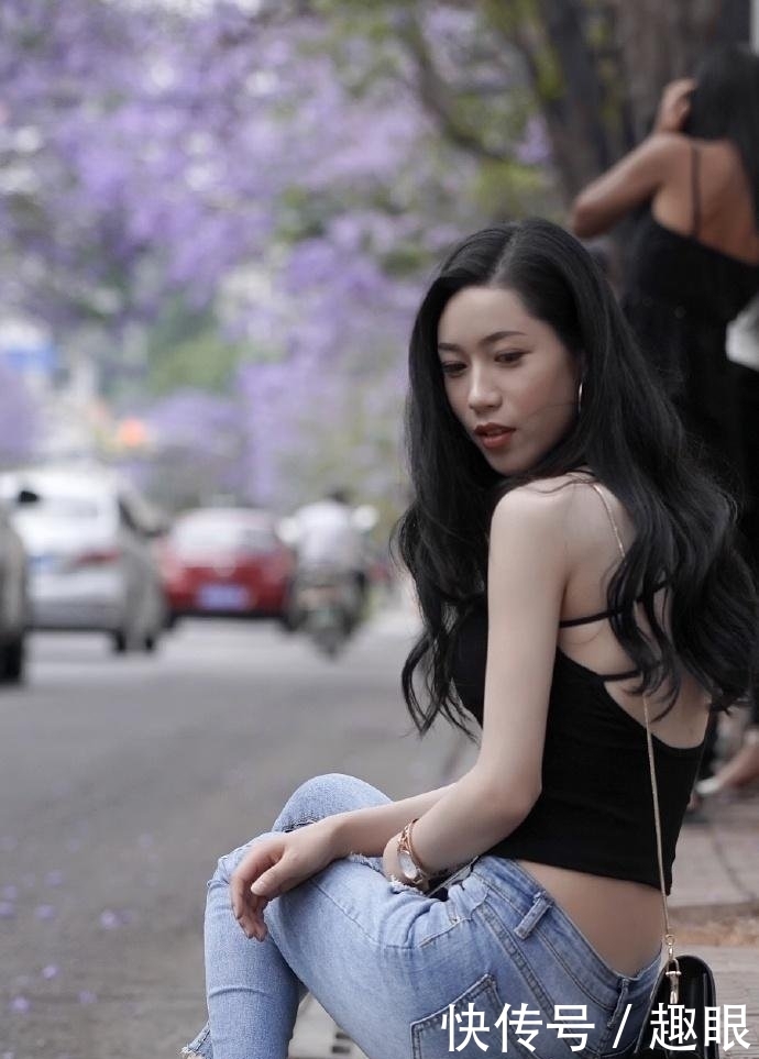 『优美』街拍紧身牛仔裤小姐姐,穿出优美曲线